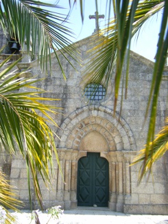 Kirchenfassade hinter Palmblättern
