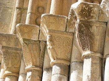 kapitelle Eingangsbereich